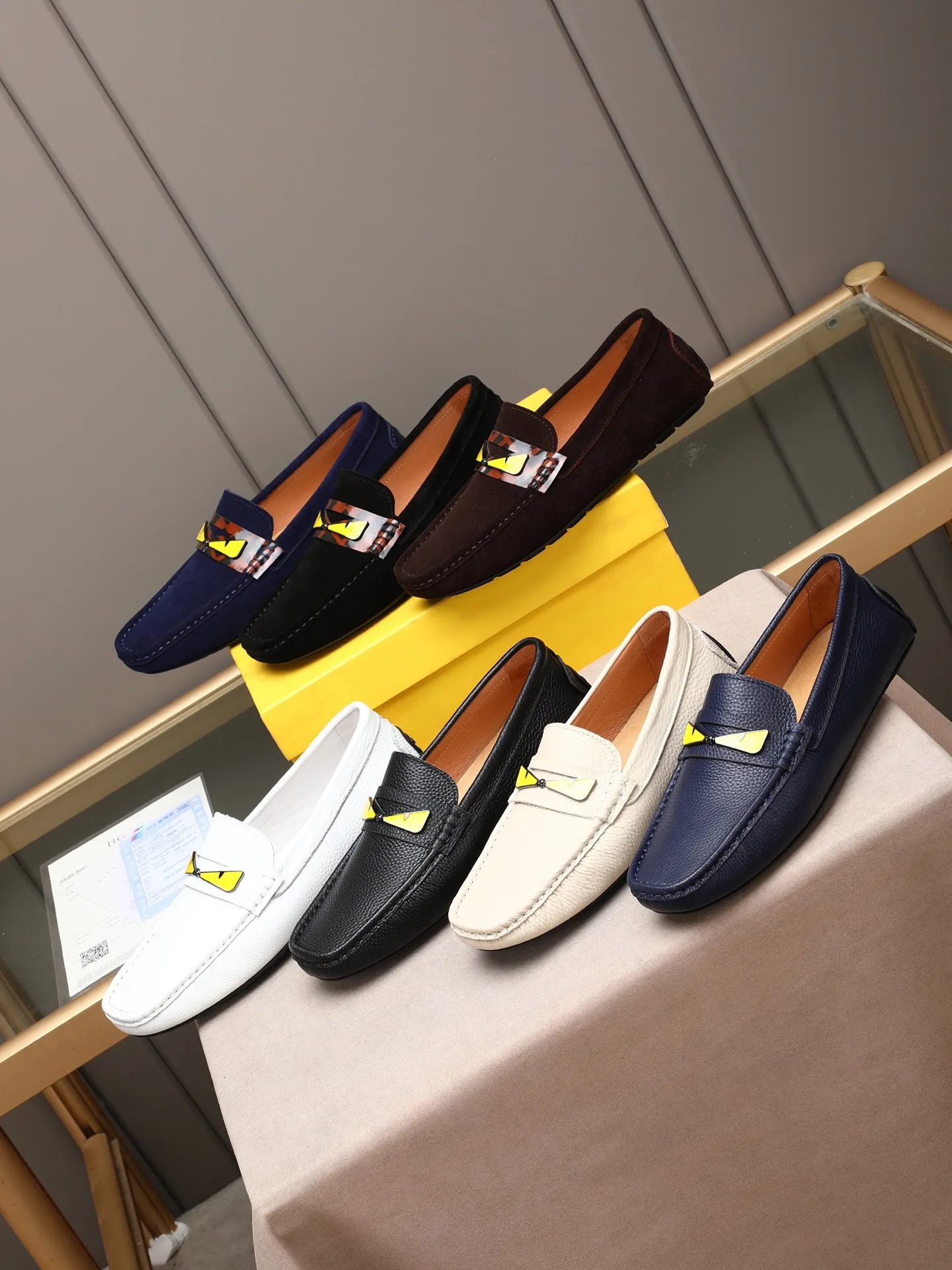 Men's shoes 💰400💰[FENDI] The little monster of Fendi F family, which is popular all over the world, is coming in a big way, the latest color, driving slip-on loafers, avant-garde and versatile fashion men's shoes, bun shoes, bean shoes👌👌👌 Private mold opening, 1:1 reproduction... The upper is made of first-layer cowhide, and the first-layer pigskin lining... is extremely comfortable, fashionable, simple, atmospheric and personalized [color] The side of the shoe is more refined, and the overall effect is handsome [ Turn in a circle][Turn in a circle]💭This hardware monster with eyes is not the popular version on the market🚳🚳Compared with the old model, it is more trendy, eye-catching and more classy🔰This summer, the little monster will subvert the old ideas and share the fashion with you🔱A must-have for fashionistas! Must keep it for yourself! Online outsole, high-end quality workmanship. Color: black, blue, white, red. Matching code: 38-44 (45 46 47 customized) (standard leather shoe size)